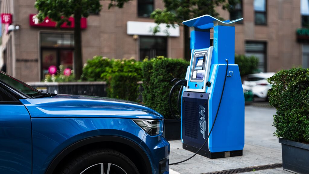 Suv electric conectat la statie de incarcare NGT