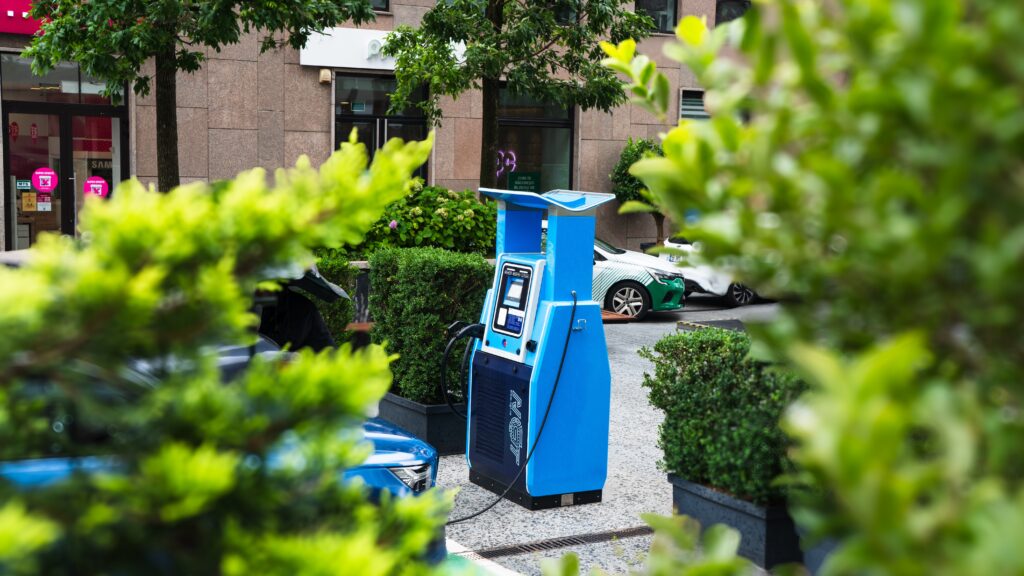 Statie de incarcare NGT instalata in parcare exterioara hotel